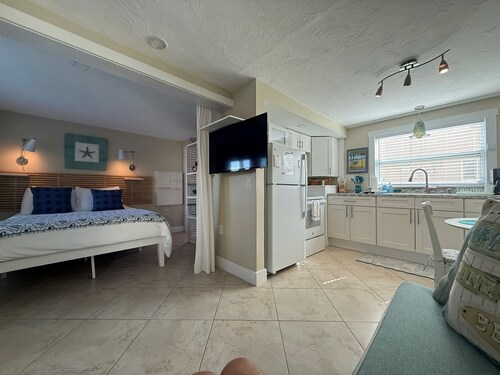 Pet-Friendly Cozy Beach Bungalow | 1 Min to Pass-a-Grille Beach with Parking