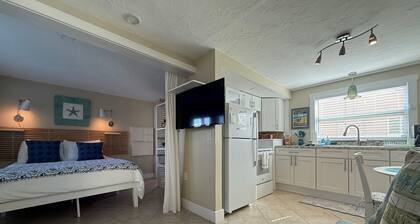 Pet-Friendly Cozy Beach Bungalow | 1 Min to Pass-a-Grille Beach with Parking