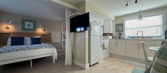 Pet-Friendly Cozy Beach Bungalow | 1 Min to Pass-a-Grille Beach with Parking
