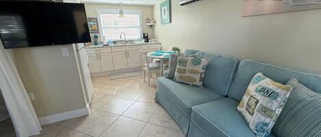 Älytelevisio, DVD-soitin, kirjoja, musiikkikirjasto