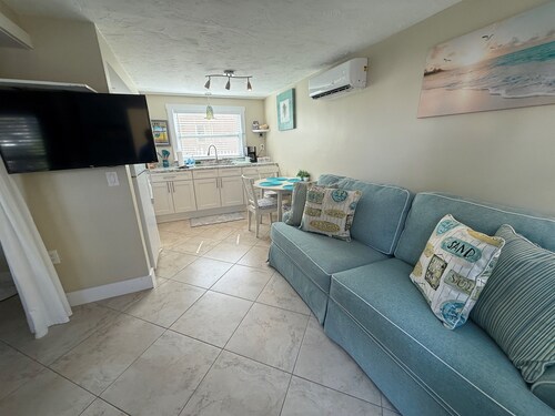 Cozy Beach Bungalow on Famous Pass-a-Grille Beach Sleeps 4