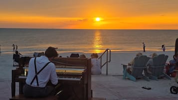 Un piano sur une scène, avec une vue sur le coucher de soleil.
