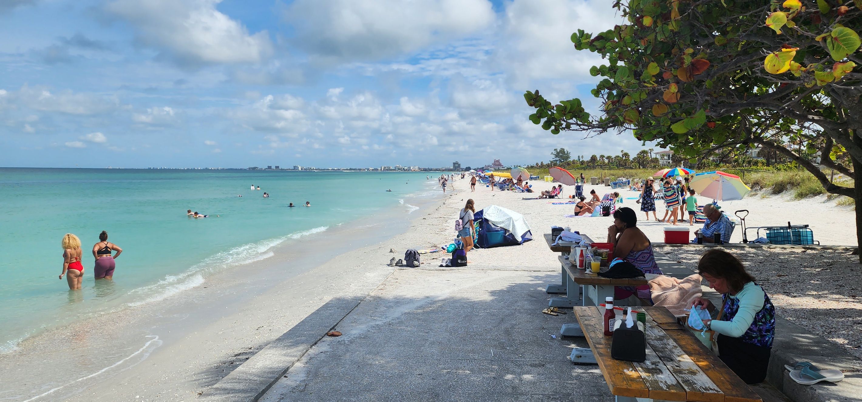 Une plage où l’on peut se baigner et bronzer, un rivage sablonneux et un ciel dégagé.