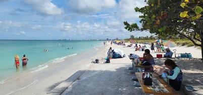 Nightly stay allowed just steps to the famous Pass-a-Grille Beach, pet friendly.