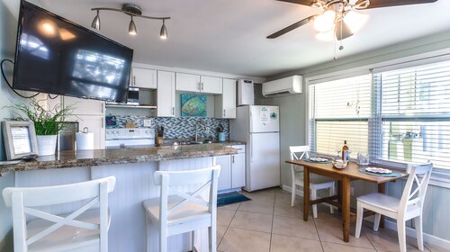 Renovated 1BR Bungalow Steps From Pass-A-Grille Beach — Pet Friendly