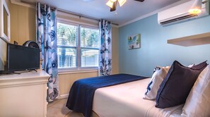 1 bedroom, iron/ironing board, travel cot, Internet - Steps to the Bay and Famous PAG Beach FL. Nightly stays allowed, Pet friendly (St. Pete Beach)