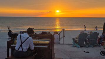 Un piano sobre un escenario con vista al atardecer.