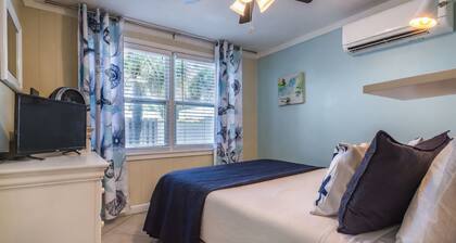 Stay on Famous Pass-a-Grille Beach 1 bedroom sleeps 4