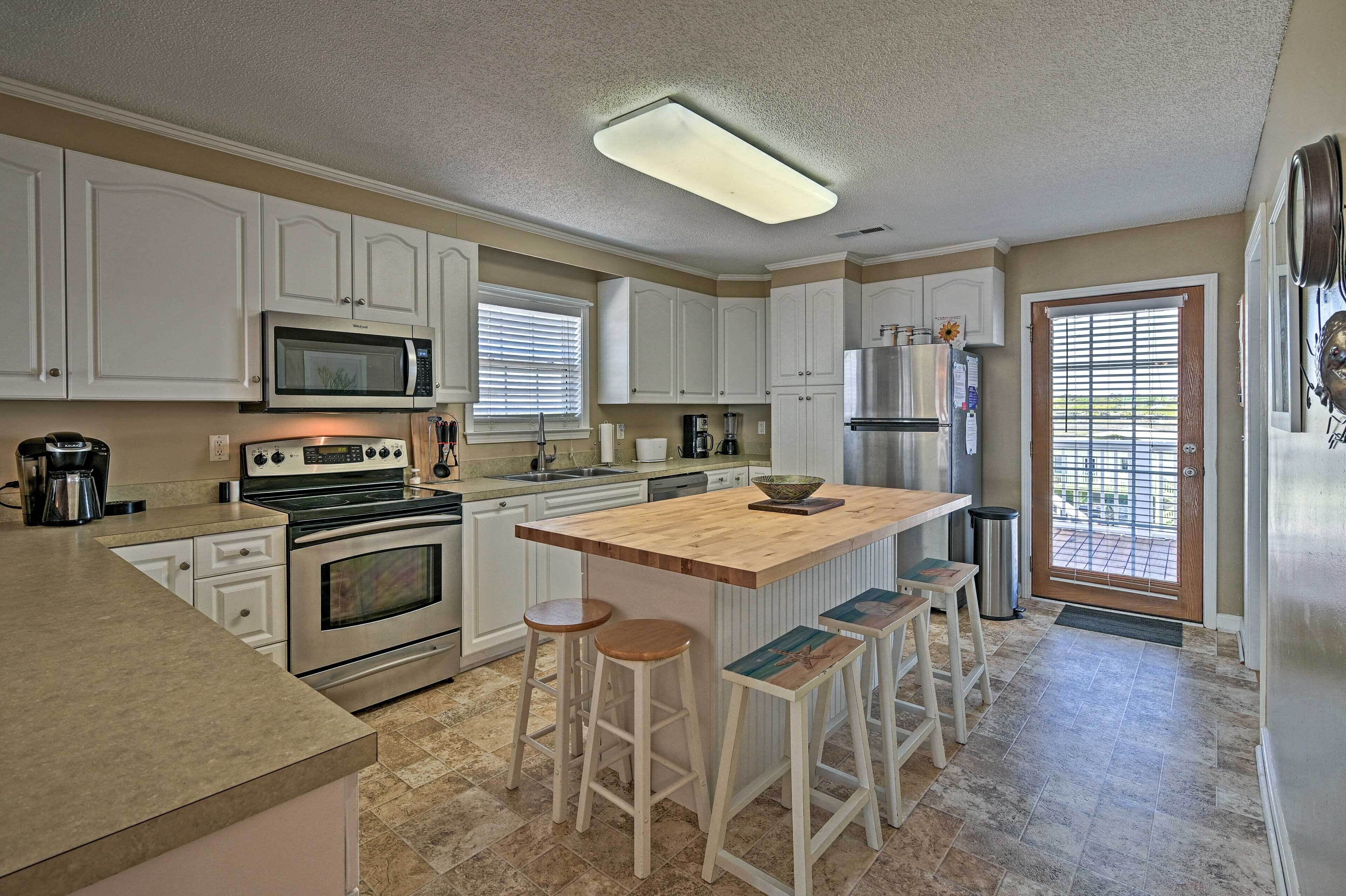 Spacious Home w/ 3 Decks - 1 Block Walk to Beach!