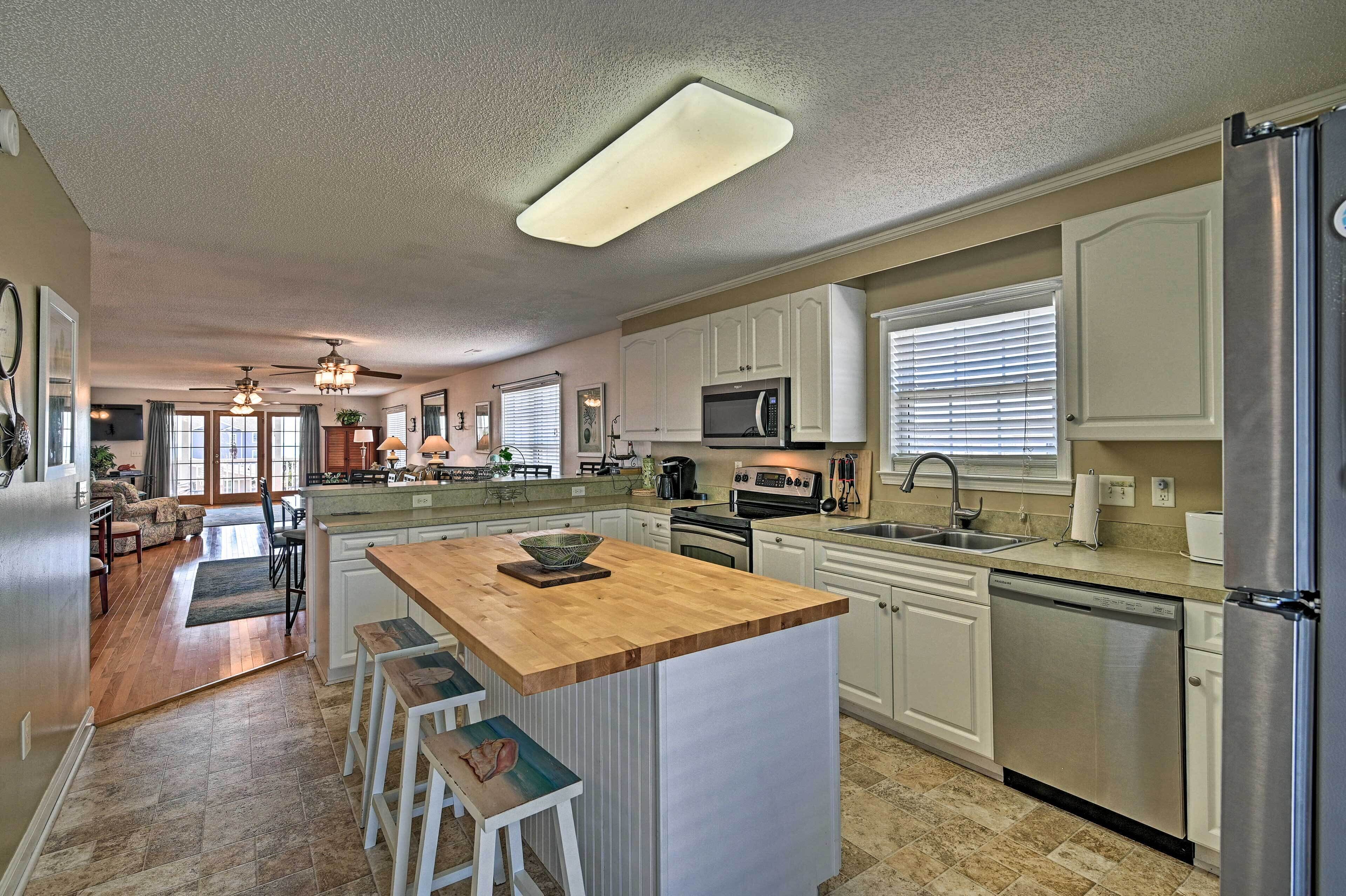 Spacious Home w/ 3 Decks - 1 Block Walk to Beach!