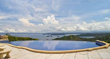 Jungle and Ocean Paradise, Infinity Pool, 4BR/3BA - Private location!