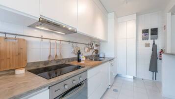 Mikrobølgeovn, kokeplater og kaffetrakter/tekoker