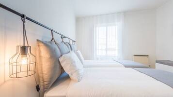 1 soverom, skrivebord, strykejern/-brett og internettilgang