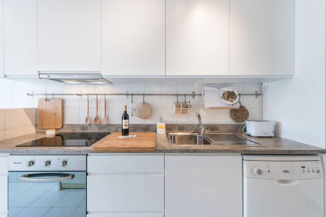 Microondas, parrilla de estufa y cafetera y tetera 