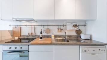 Microondas, parrilla de estufa y cafetera y tetera