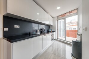 Frigorífic, forn, rentaplats i cafetera i tetera 