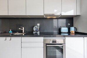 Fridge, oven, dishwasher, coffee/tea maker