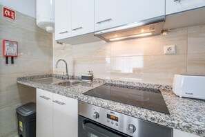 Fridge, microwave, oven, coffee/tea maker - GuestReady - Cedofeita Cradle (Porto)