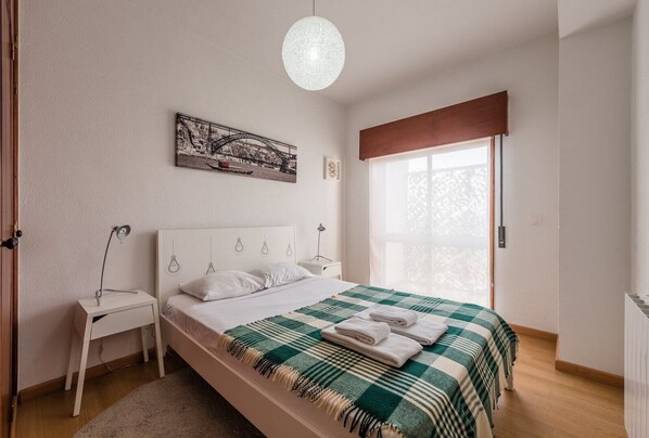 1 dormitori, escriptori, Internet i roba de llit