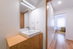 Shower, hair dryer, towels - GuestReady - Chic wooden retreat in Porto (Porto)