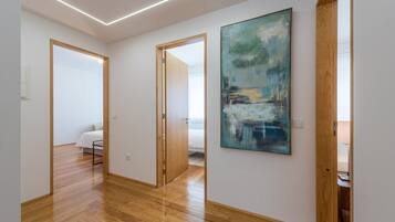 3 bedrooms, desk, Internet, bed sheets