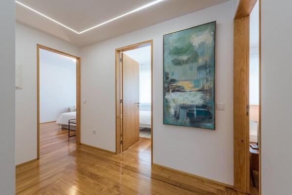 3 bedrooms, desk, internet, bed sheets