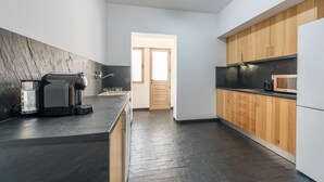 Kaffetrakter/tekoker, kjøleskap og mikrobølgeovn