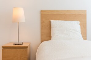 3 bedrooms, desk, Internet, bed sheets