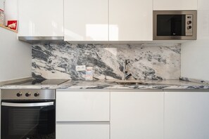Frigorífico, microondas, horno y placa de cocina