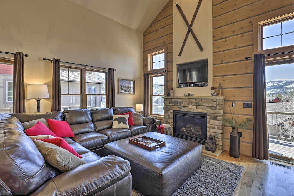 Charming Fraser Cabin w/ Hot Tub & Mountain Views!