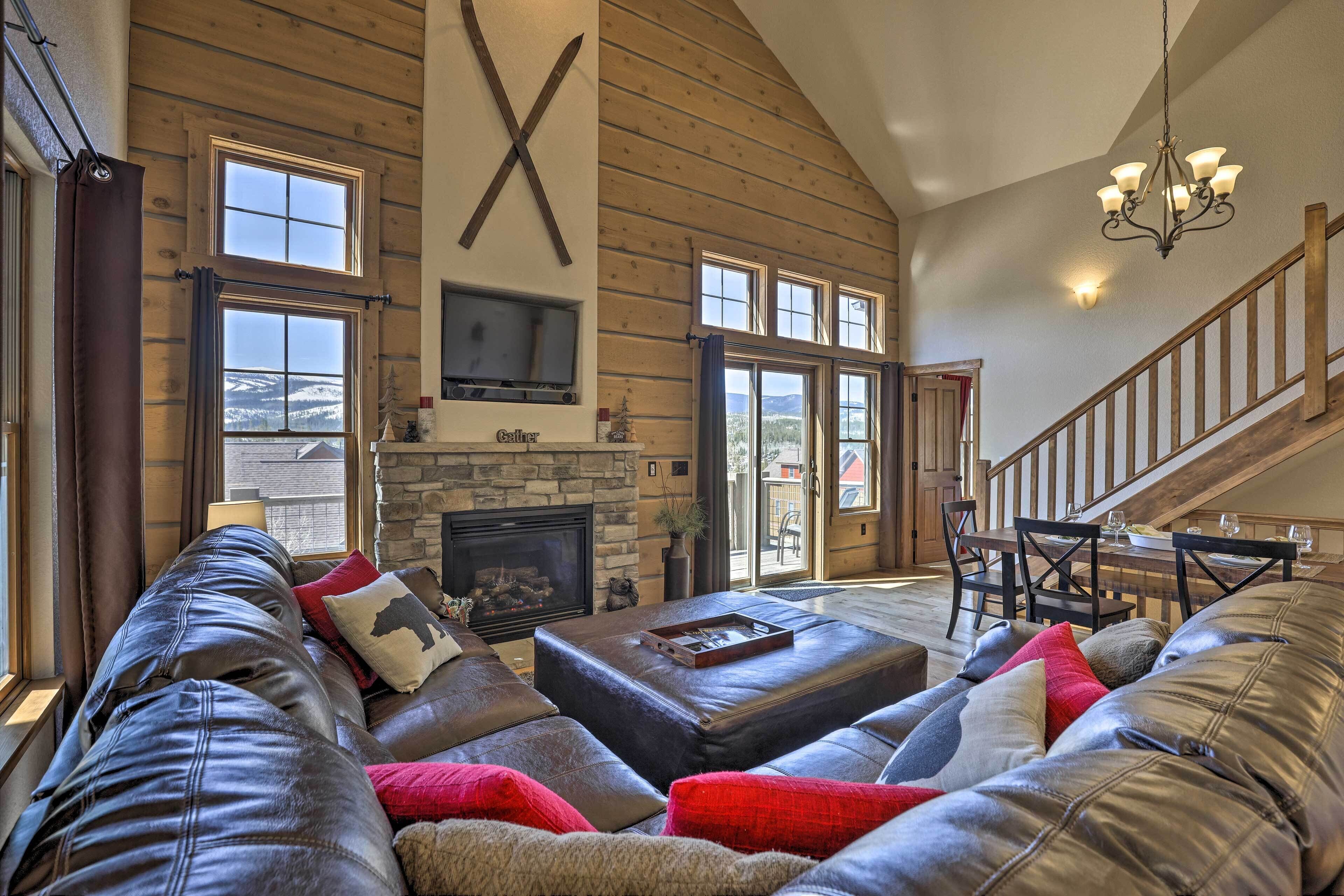 Charming Fraser Cabin w/ Hot Tub & Mountain Views!