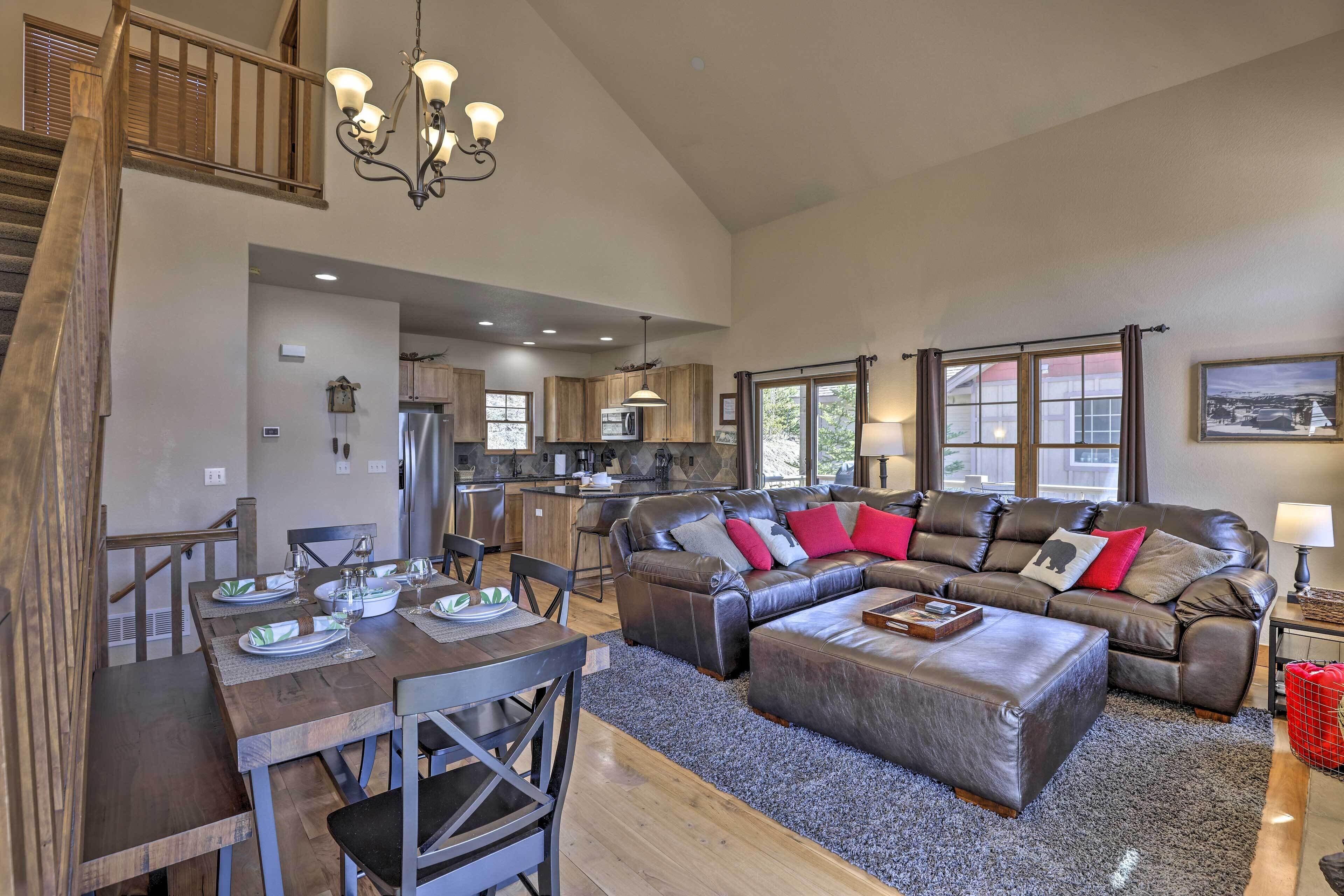 Charming Fraser Cabin w/ Hot Tub & Mountain Views!