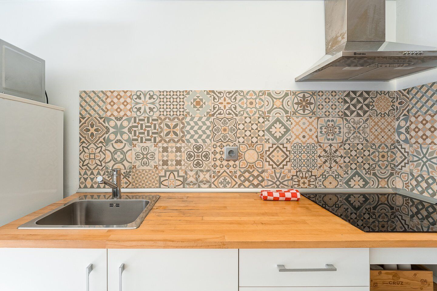 Kühlschrank, Mikrowelle, Herdplatte, Wasserkocher mit Kaffee-/Teezubehör