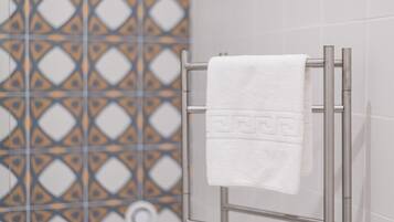 Bruser, hårtørrer, håndklæder, Sæbe