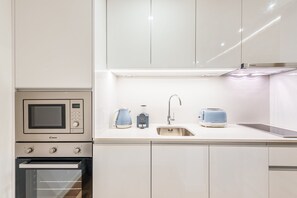 Køleskab, mikrobølgeovn, ovn, kogeplade