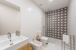 Shower, hair dryer, towels, soap - GuestReady - Mezuzah Green (Porto)