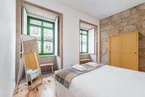 2 soverom, skrivebord, strykejern/-brett og internettilgang