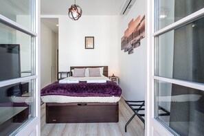 Strykejern/-brett, internett (inkludert) og sengetøy