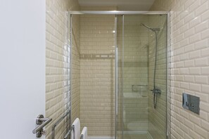 Douche, sèche-cheveux, serviettes fournies