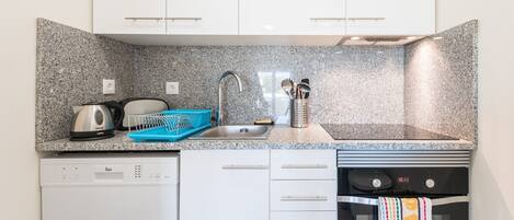Fridge, coffee/tea maker