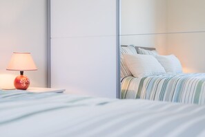 1 quarto, escrivaninha, acesso à internet, roupa de cama