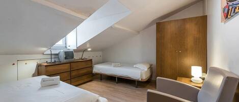 2 slaapkamers, een bureau, internet, beddengoed