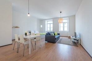 TV - GuestReady - Clerigos-Virtudes Apartments (Porto)