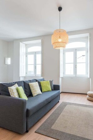 TV - GuestReady - Clerigos-Virtudes Apartments (Porto)