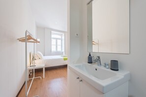 シャワー、ヘアドライヤー、タオル