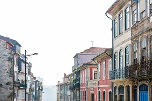 A street lined with historic buildings featuring balconies and arched windows. - GuestReady - Clerigos-Virtudes Apartments (Porto)