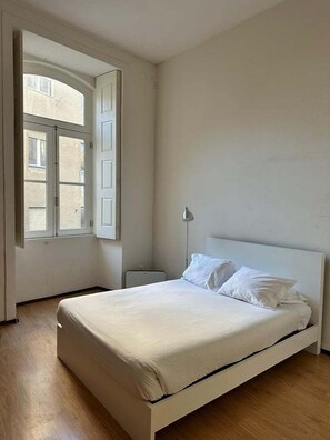 2 bedrooms, iron/ironing board, internet, bed sheets