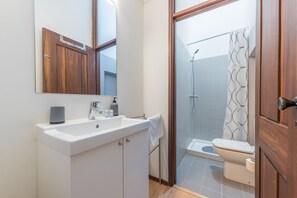 Dusche, Haartrockner, Handtücher