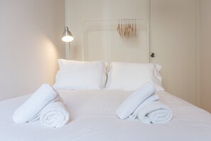 2 bedrooms, iron/ironing board, internet, bed sheets