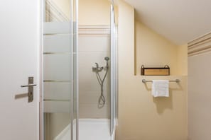 Shower, hair dryer, towels